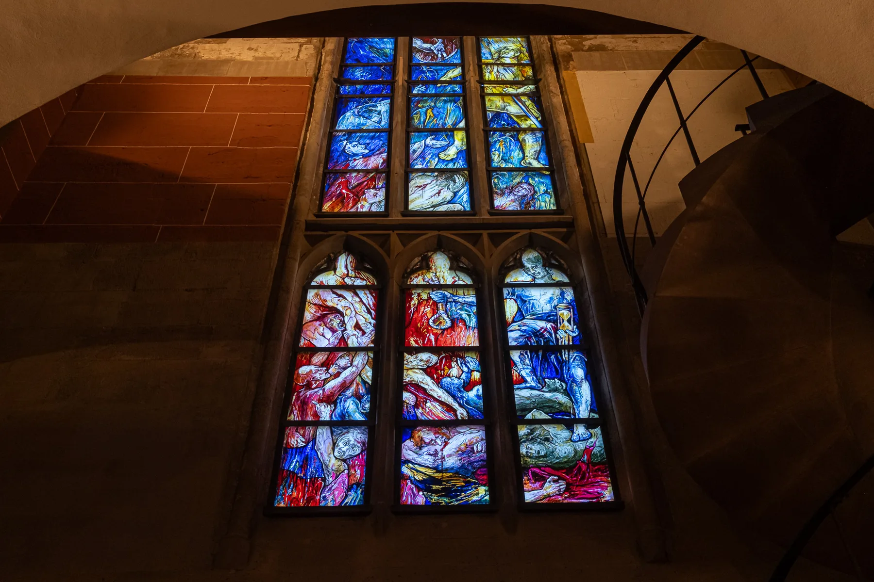 Farbiges Fenster in der Abteikirche